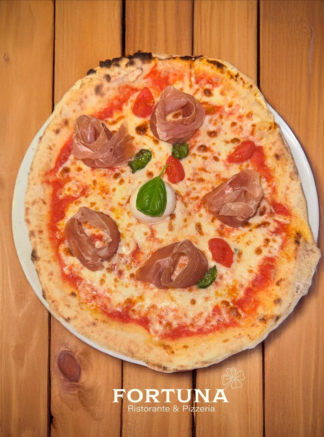 Fortuna pizzeria: pizza with prosciutto