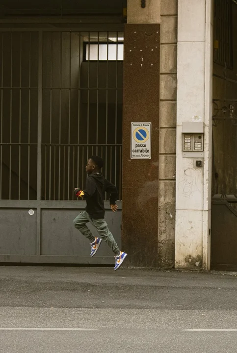 Reportage photo: a boy running